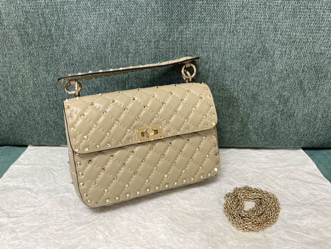 Valentino Garavani Rockstud Spike Medium Quilted Top-