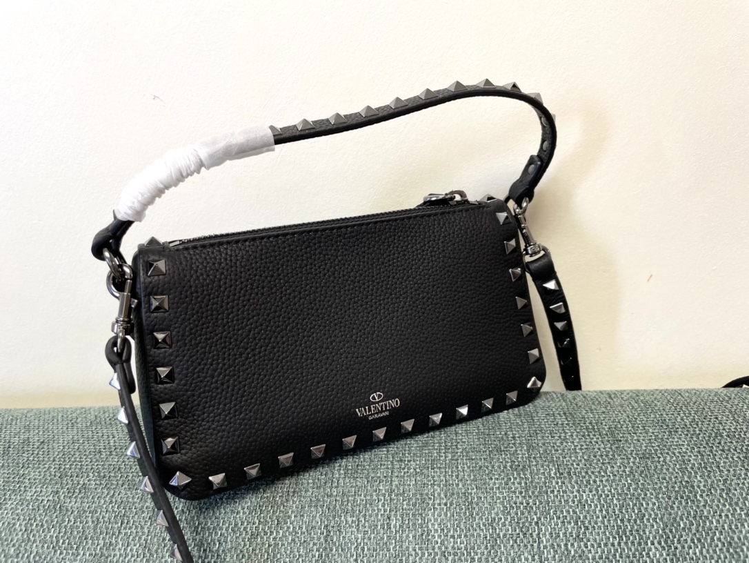 Valentino Garavani Rockstud Small Handbag In Black