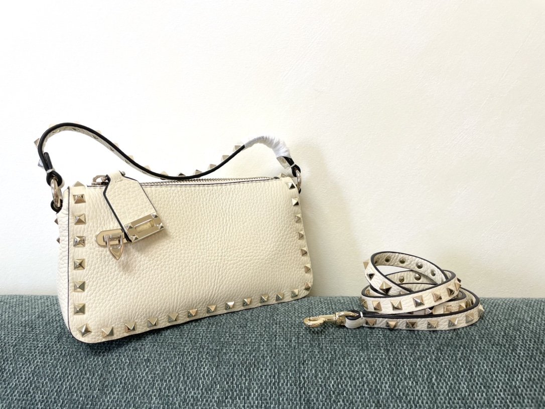 VALENTINO GARAVANI Pebbled Calfskin Enamel Monochrome white