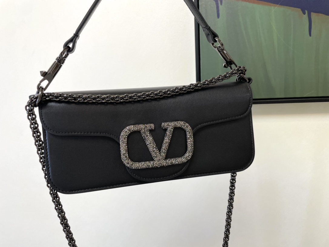 Valentino Garavani Small Locò Shoulder Bag | Black |