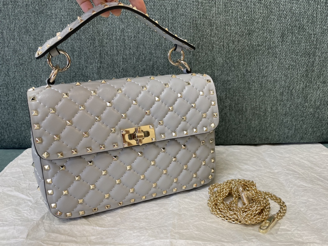 Valentino Garavani Medium Rockstud Matelassé Quilted Valentino 0279