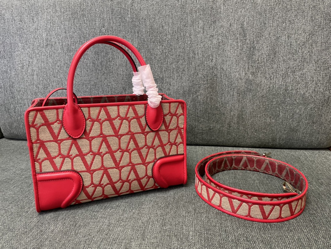Valentino Garavani Small La QuatrièMe Tote Bag – Red |
