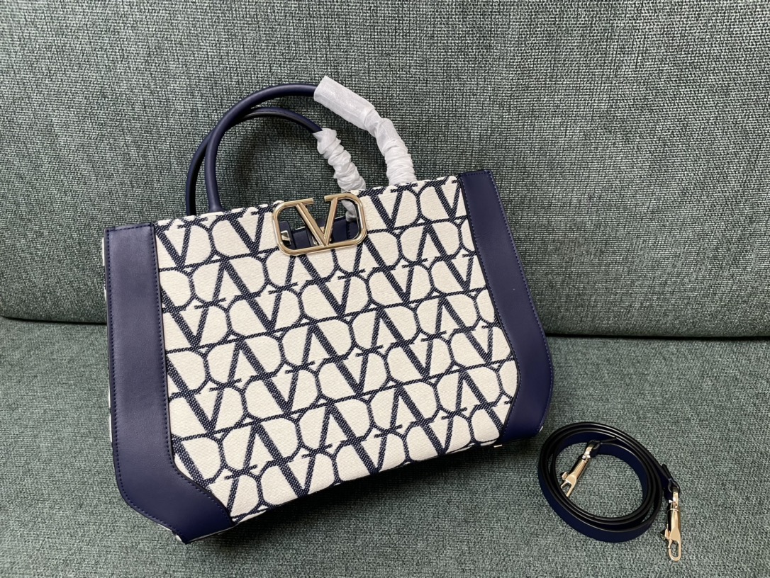 Valentino MEDIUM VLOGO SIGNATURE HANDBAG IN blue