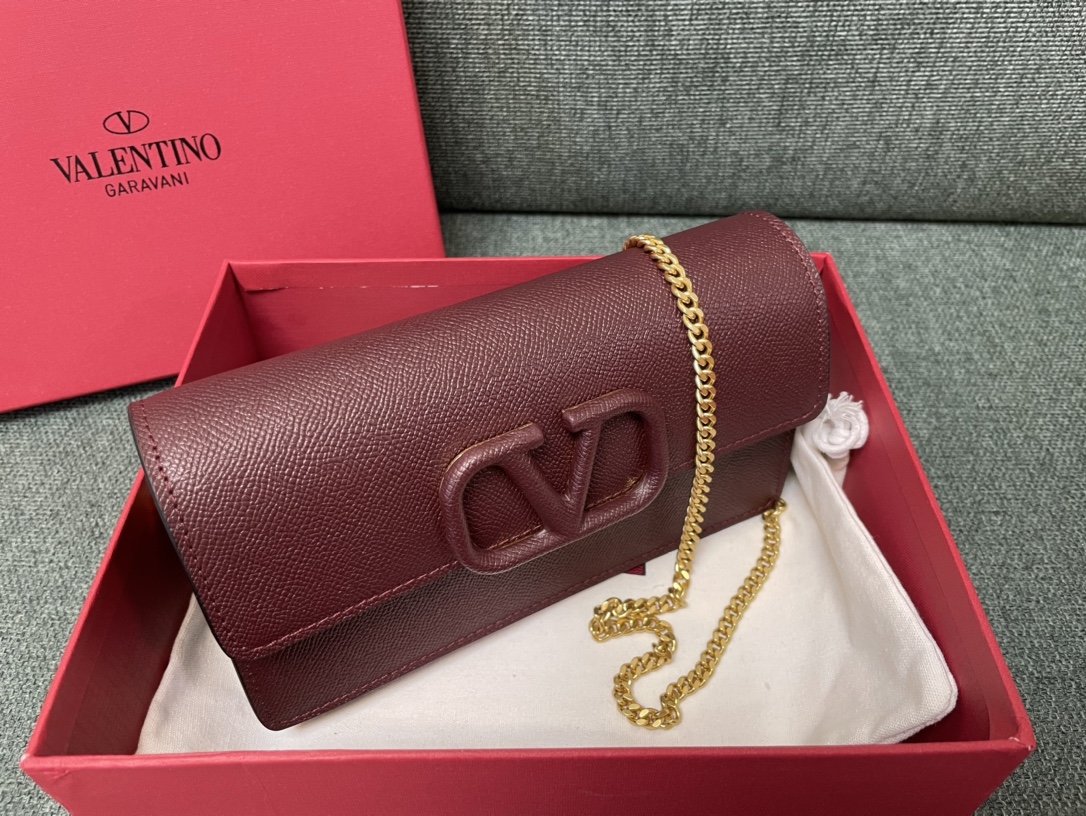 Valentino Garavani VLogo Signature Chain Wallet for red