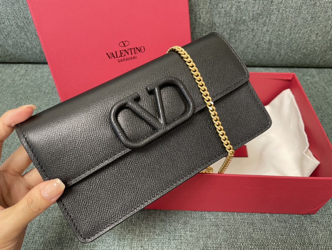 VALENTINO GARAVANI Grainy Calfskin Vlogo Wallet On Chain black