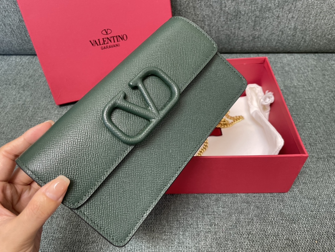 VALENTINO GARAVANI Grainy Calfskin Vlogo Wallet On Chain Green