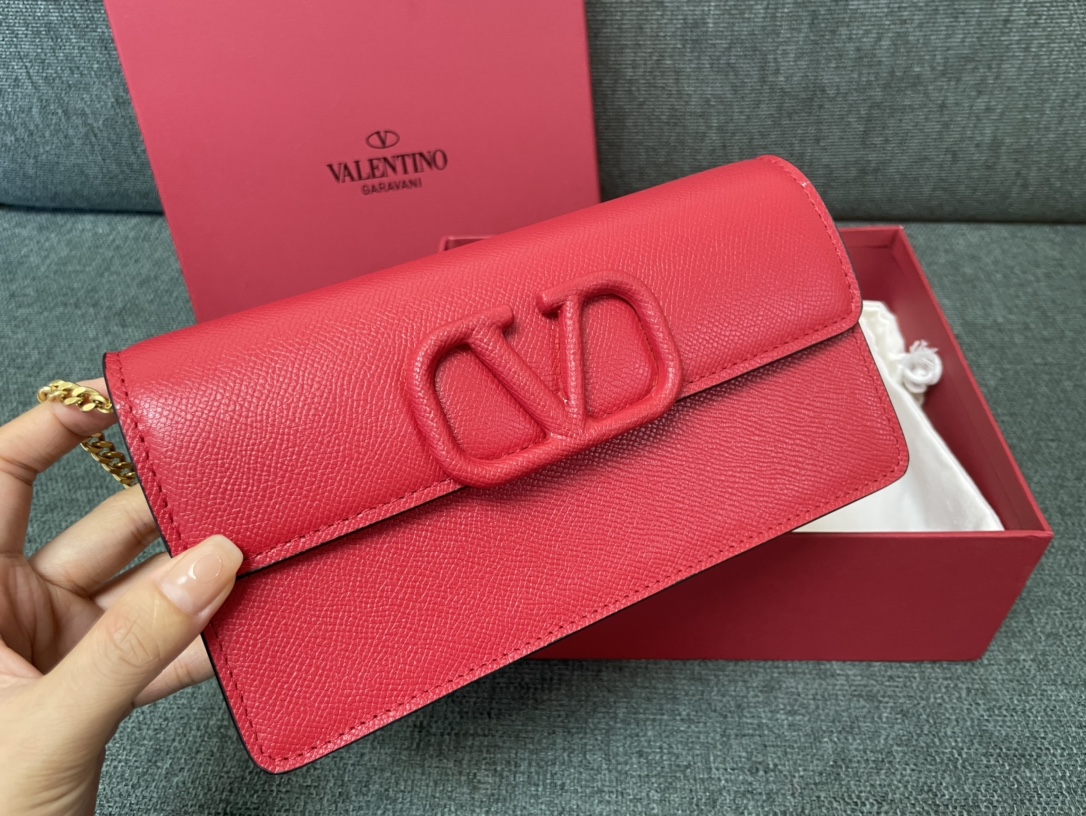 Valentino Garavani Vlogo Signature Grainy Calfskin Wallet red