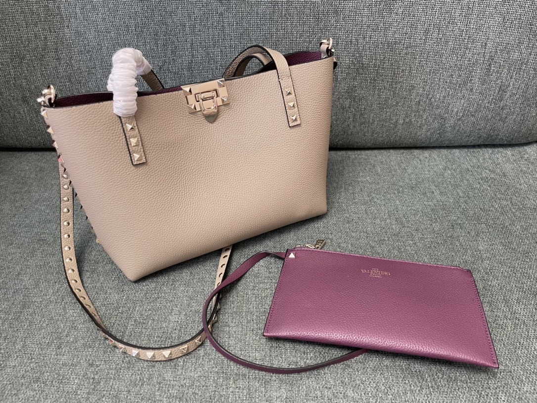 VALENTINO GARAVANI Grained Calfskin Small Rockstud Flip