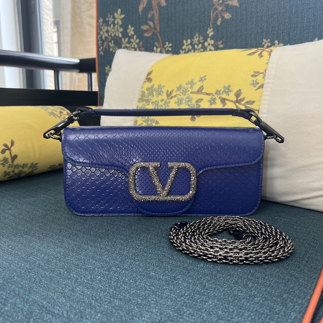 Valentino Garavani Offers an Exclusive Collection to the Middle East | Azyaamode  Valentino 0559