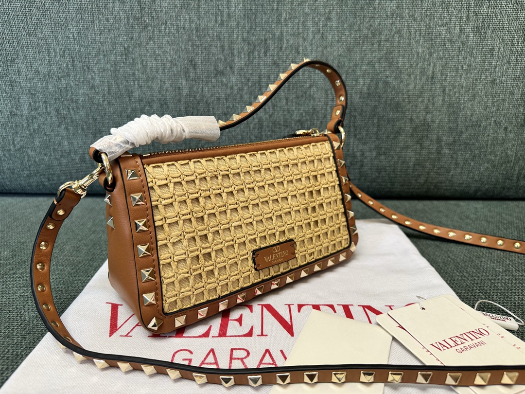 Valentino Rockstud Small raffia shoulder bag in neutrals – Valentino