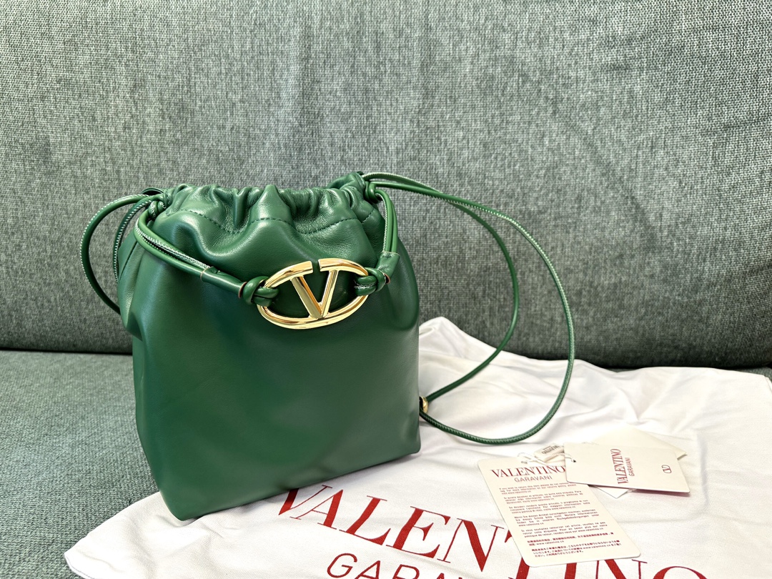 Editorialist Valentino Garavani Vlogo Pouf Mini Bucket Bag – Green |